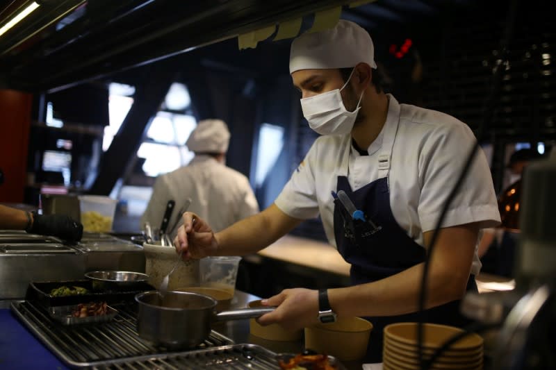 El chef del restaurante El Chato cocina, en medio del brote de la enfermedad del coronavirus (COVID-19), en Bogotá, Colombia