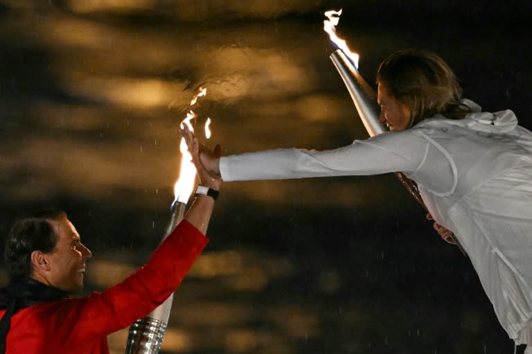 Rafael Nadal entrega la antorcha olímpica a Amelie Mauresmo, este viernes 26 de julio en la ceremonia de inauguración de los Juegos de París 2024 (Kirill KUDRYAVTSEV)