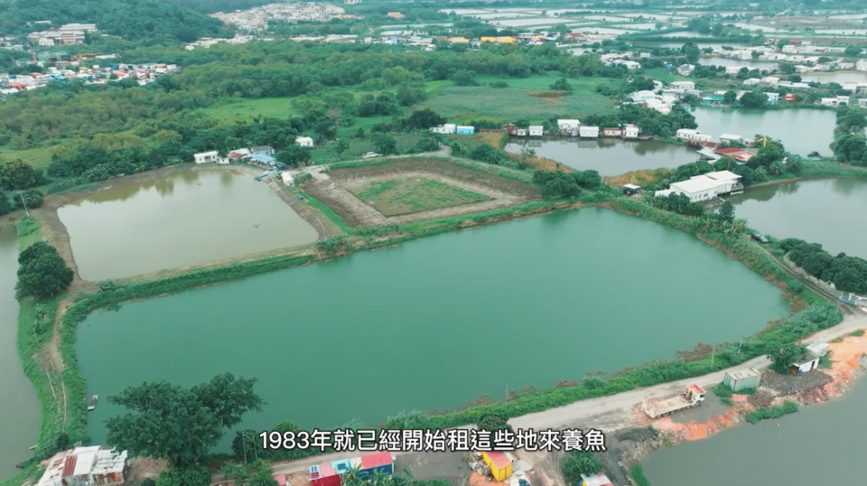 香港觀鳥會指出，新田科技城發展緊貼「米埔內后海灣拉姆薩爾濕地」，相距或不足 30 米，發展計劃須填平 150 公頃「濕地保育區」作創科發展。
