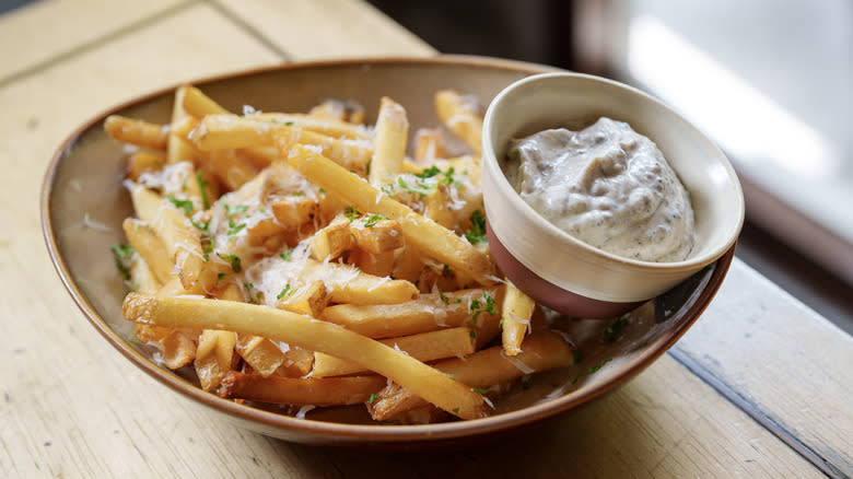 French fries with mayo