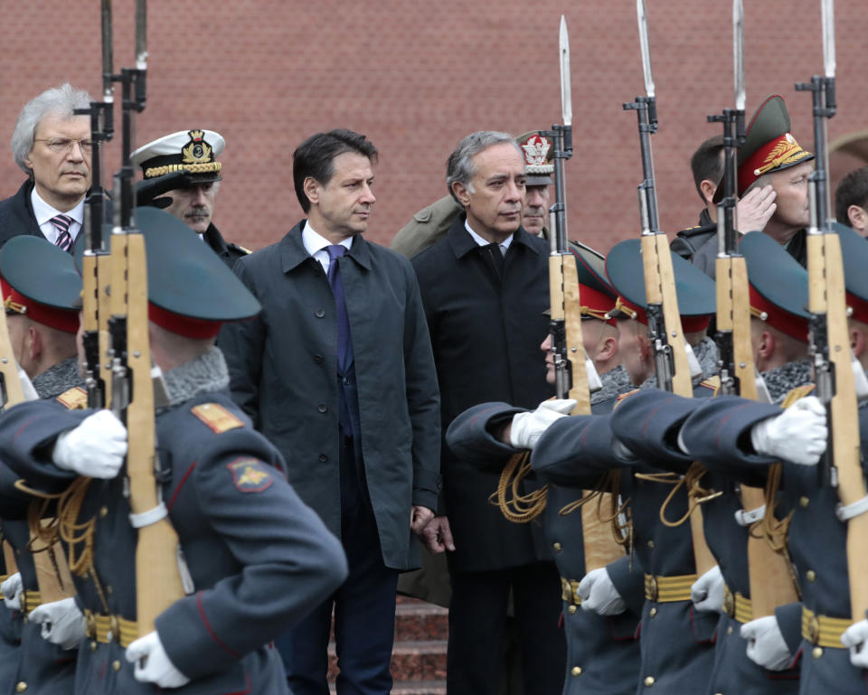 Italian Premier Giuseppe Conte, centre, attends a wreath laying ceremony at the Tomb of the Unknown Soldier in Moscow, Russia, Wednesday, Oct. 24, 2018. (Sergei Chirikov/Pool Photo via AP)