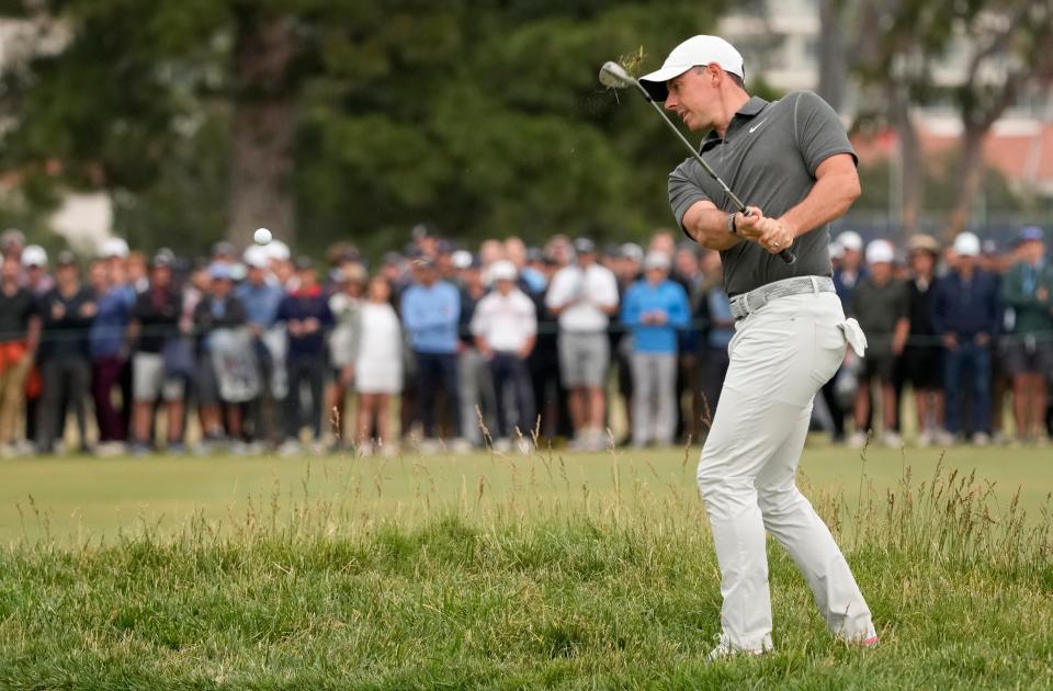 Rory McIlroy salta al green 18 durante la primera ronda del US Open.