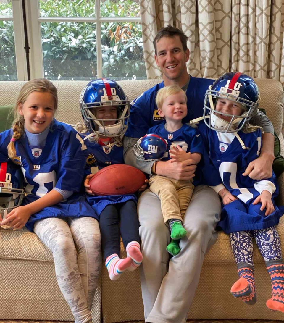 Eli Manning with his kids