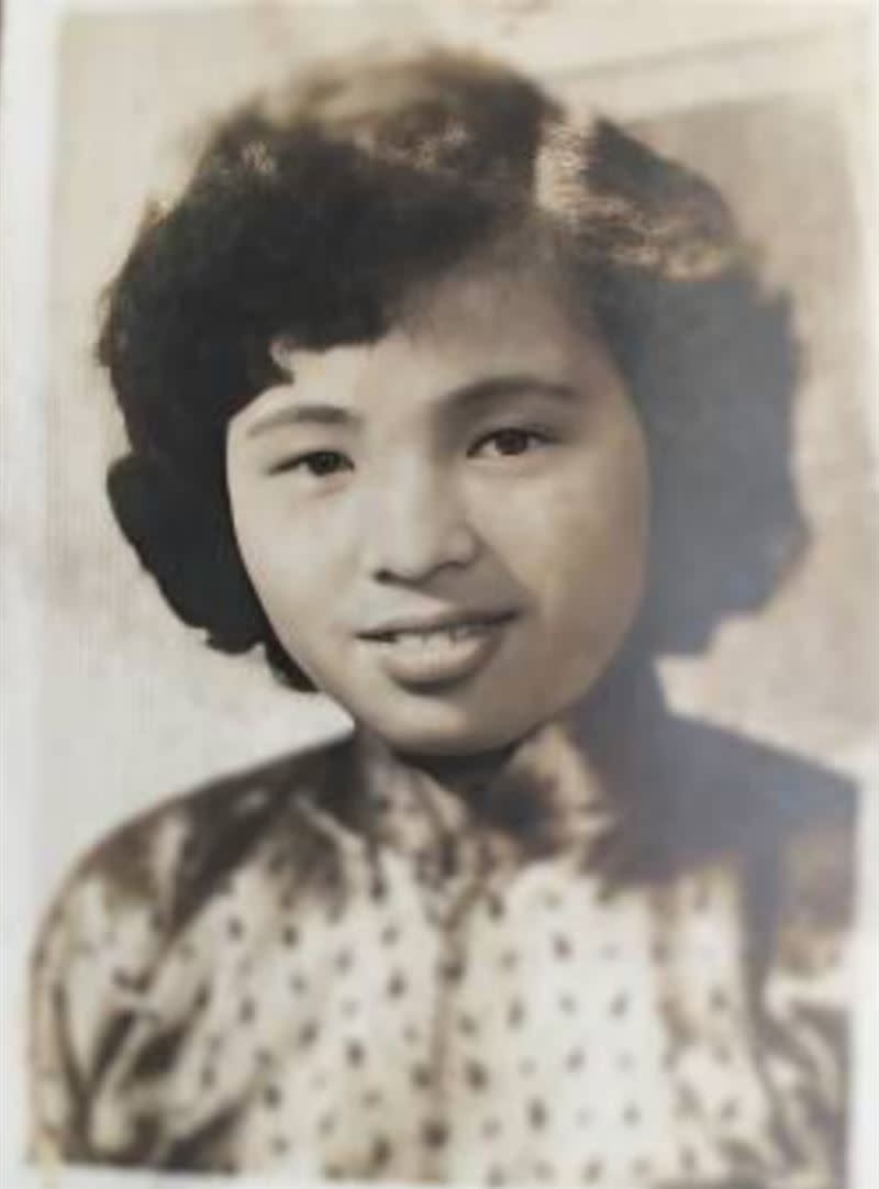 鄧志鴻用老照片，透過AI還原母親年輕時的容貌，製作在MV中。（圖／鄧志鴻提供）