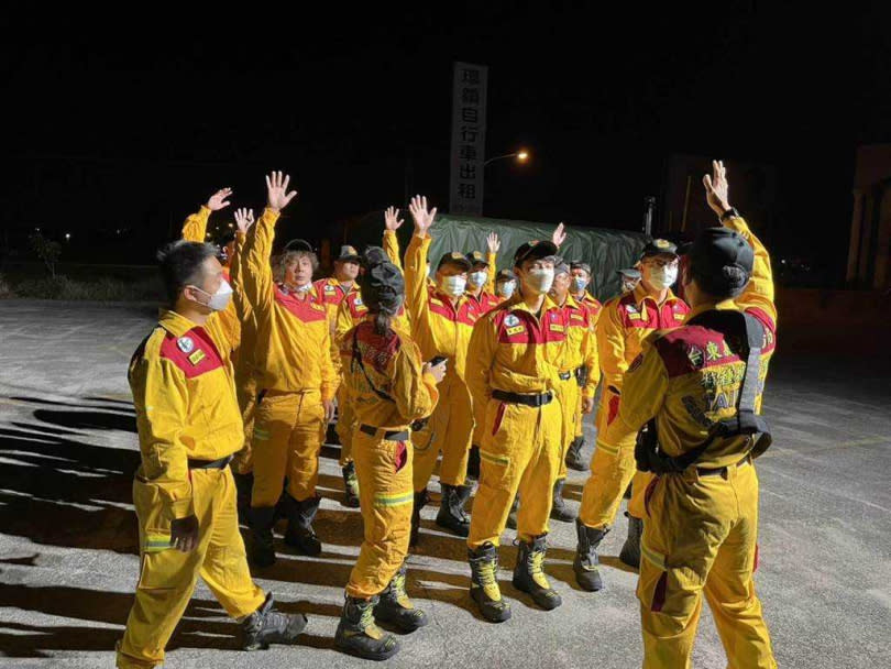 台東17日晚上9點41分發生芮氏規模6.4地震，台東警消、義消、特搜、國際救難總隊等單位共24人也在17日深夜11點59分到達關山消防大隊報到待命。（讀者提供／蔡旻妤台東傳真）