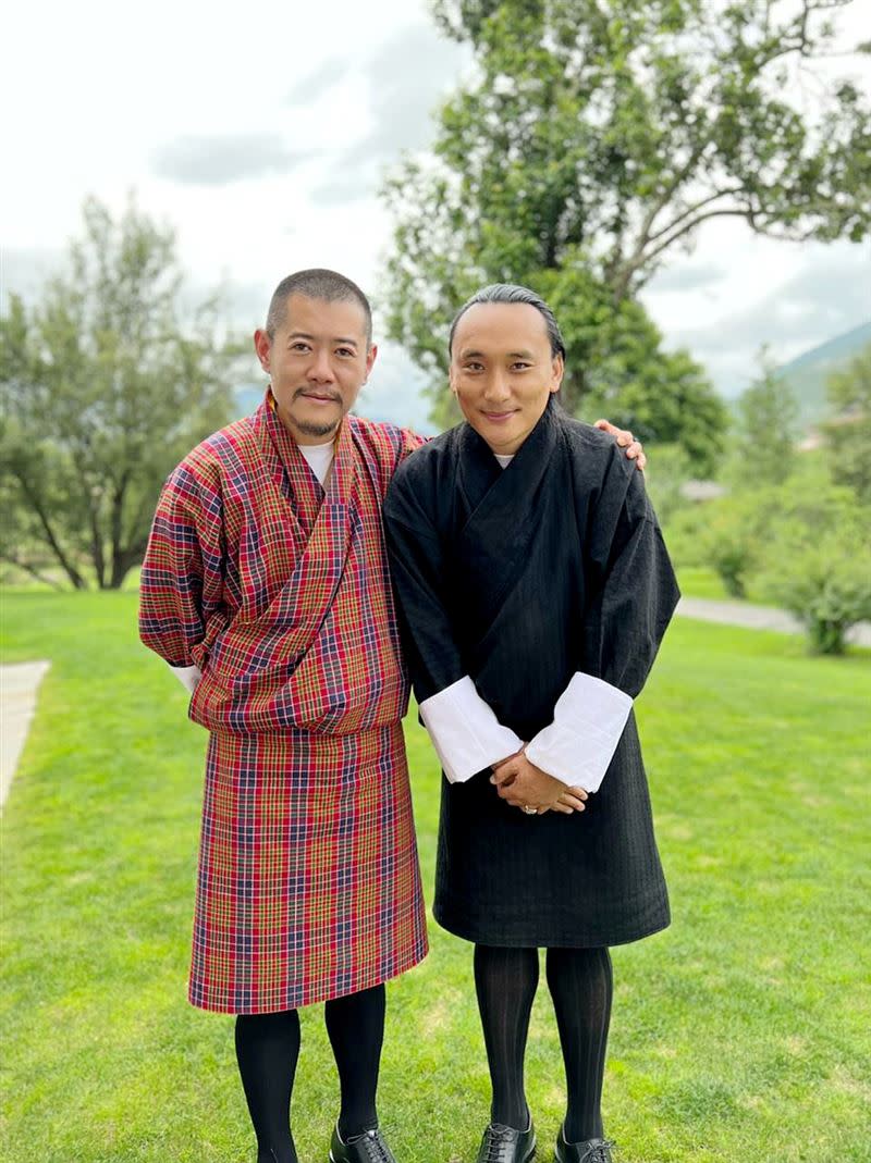 國王凱薩爾‧旺楚克當面褒揚導演巴沃邱寧多傑（右），感謝他將不丹的名聲推上全世界。（圖／海鵬提供）