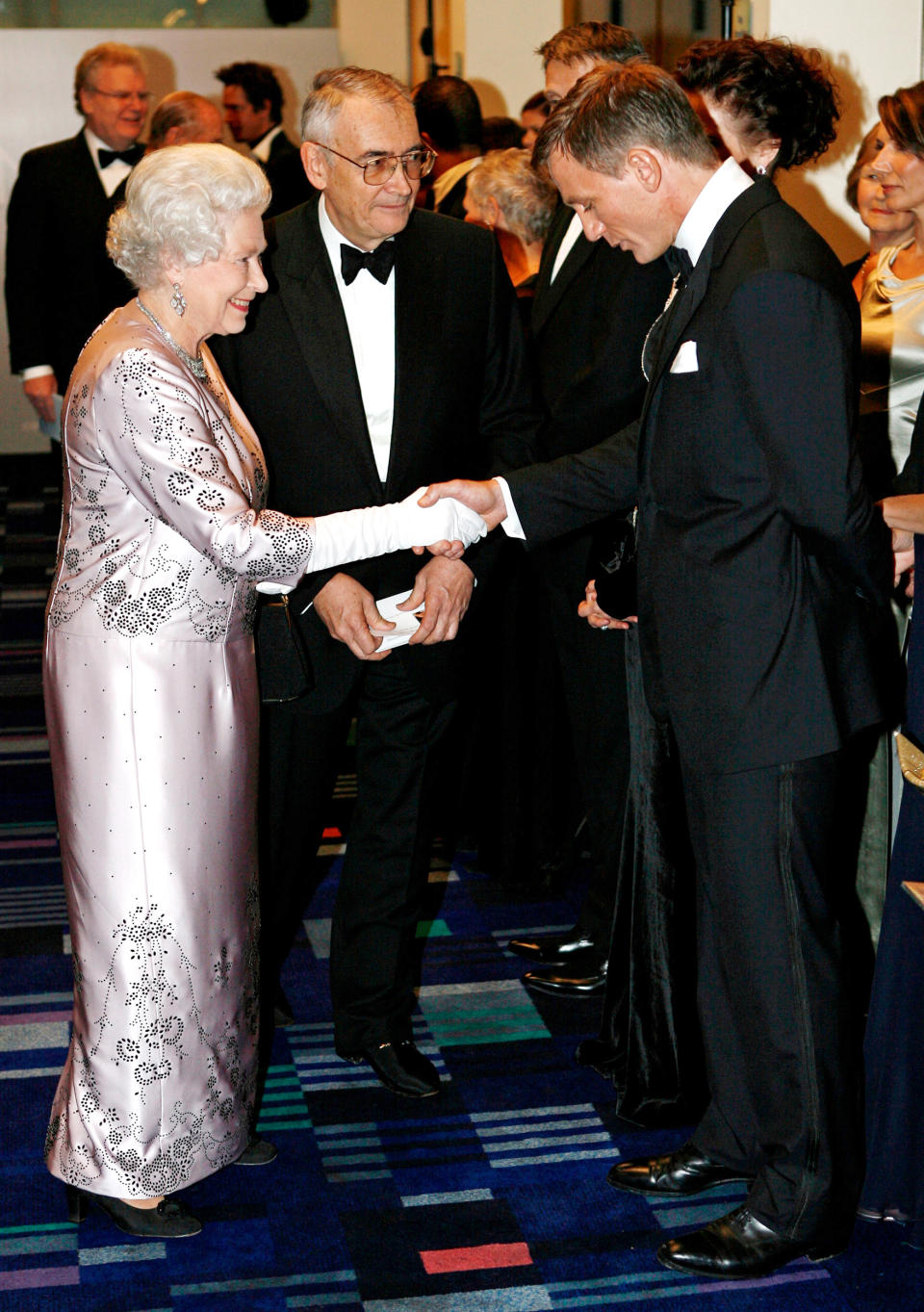 Queen Elizabeth II and Daniel Craig (Stephen Hird / AP)