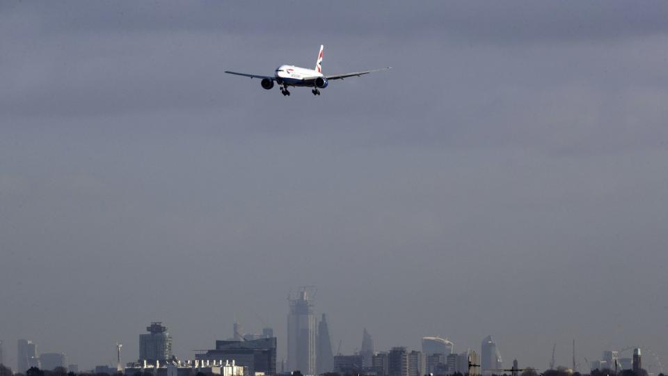 Ein Flugzeug landet auf der Nordbahn des Flughafen Heathrow.