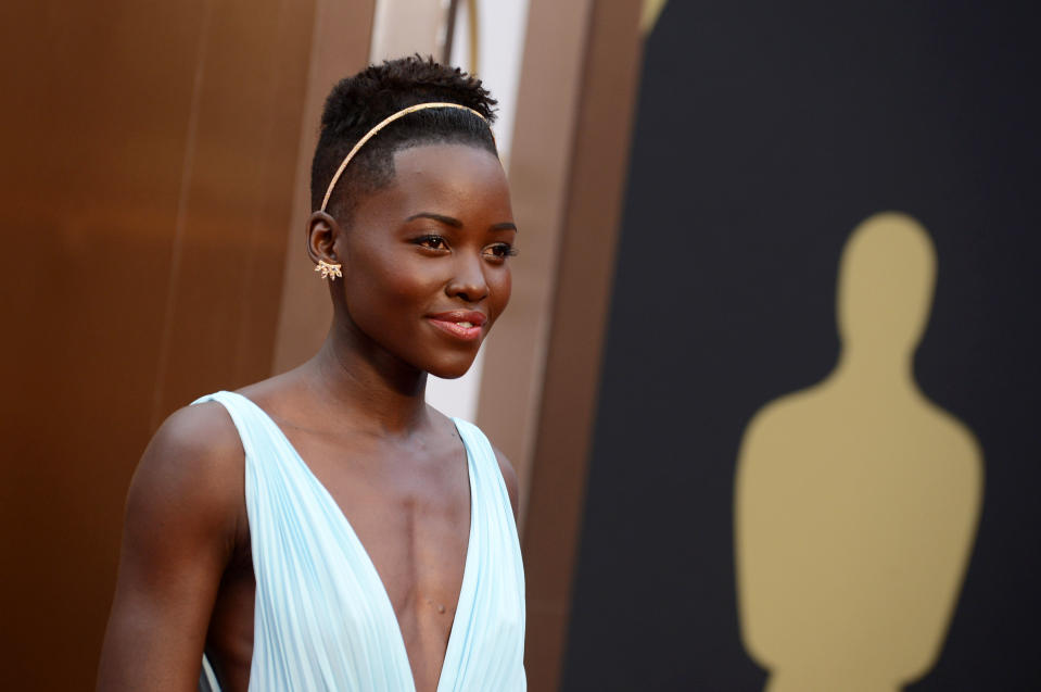 Lupita Nyong'o llega a los Oscar el domingo 2 de marzo de 2014 en el Teatro Dolby en Los Angeles. (Foto Jordan Strauss/Invision/AP)