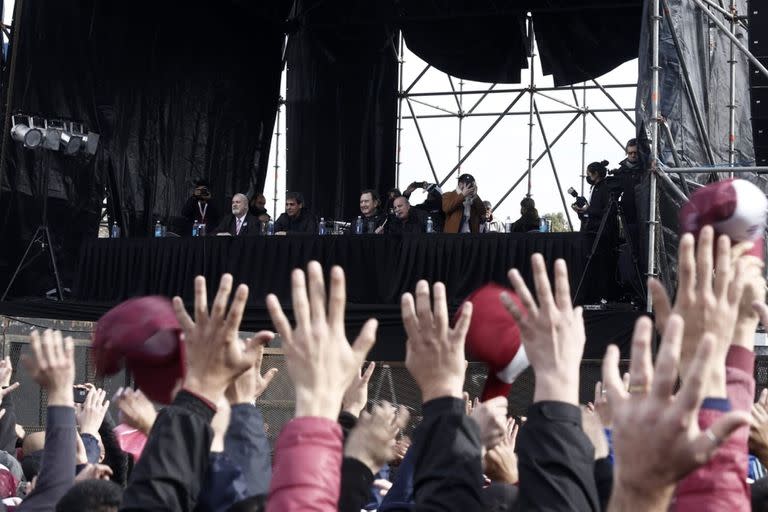 La asamblea de Comercio en Parque Norte en la que se votó a mano alzada a la junta que fiscalizará la elección del jueves; el oficialismo se impuso por "4000 votos"