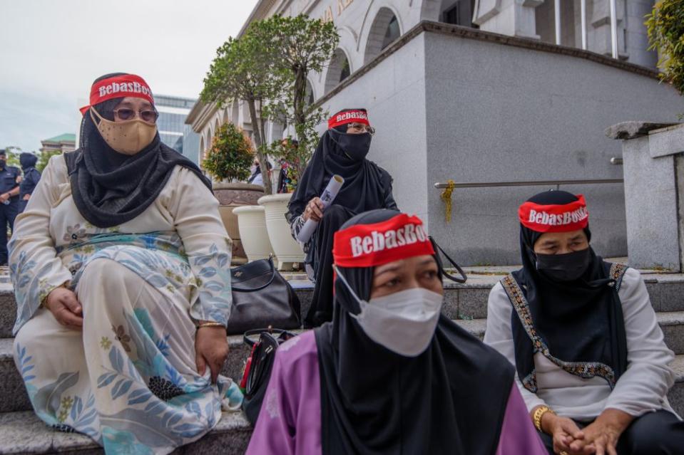 Supporters of former prime minister Datuk Seri Najib Razak are seen at the Palace of Justice in Putrajaya December 8, 2021. ― Picture by Shafwan Zaidon