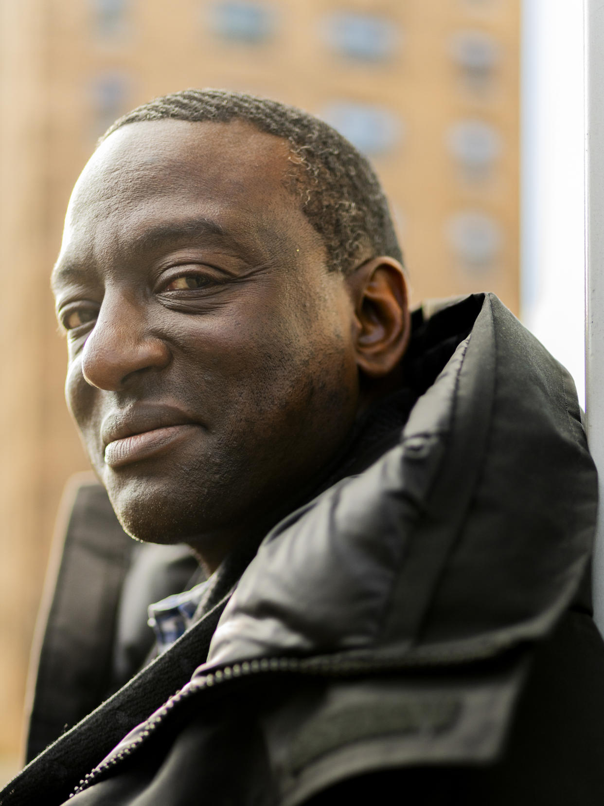 Yusef Salaam, uno de ‘los cinco de Central Park’, presta juramento sobre el Corán que llevaba consigo durante el juicio y la condena en prisión que vivió de joven, en Manhattan, el 29 de diciembre de 2023. (Katherine Rosman/The New York Times).