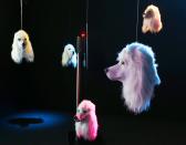 <p>Künstliche Hundeköpfe hängen in der Schirn Kunsthalle Frankfurt. Die Installation mit dem Titel „100% Other Fibers“ stammt von der britischen Künstlerin Heather Phillipson. (Bild: AP Photo/Michael Probst) </p>