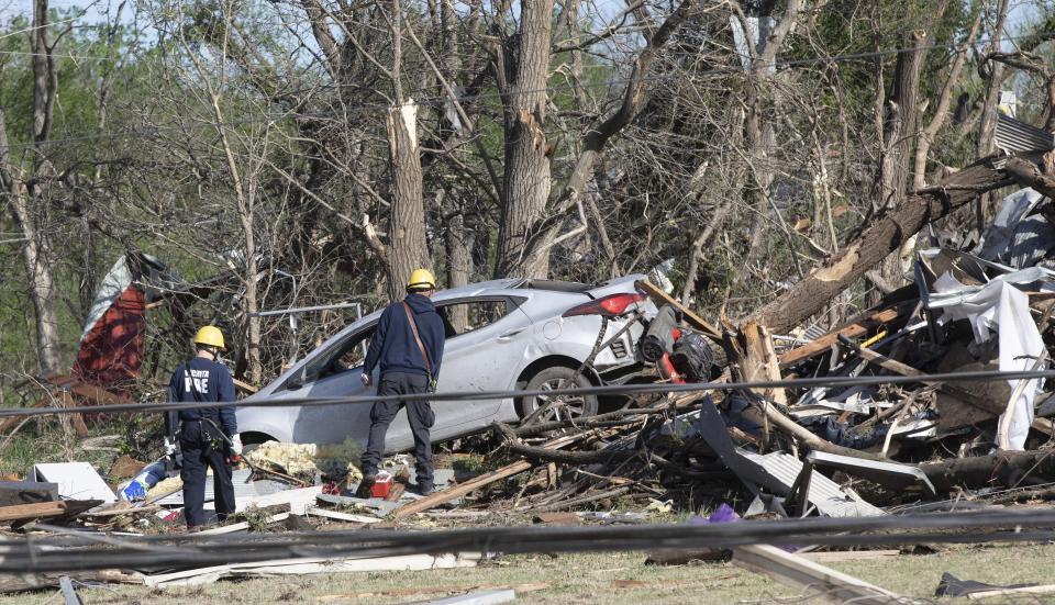 Bomberos de Wichita revisan entre los escombros que quedan del John's Animal World el 30 de abril del 2022 en Andover, Kansas. Una tormenta que azotó partes de Kansas dañó numerosos edificios, hirió a varias personas y dejó a más de 6.500 sin electricidad. (Jaime Green /The Wichita Eagle vía AP)