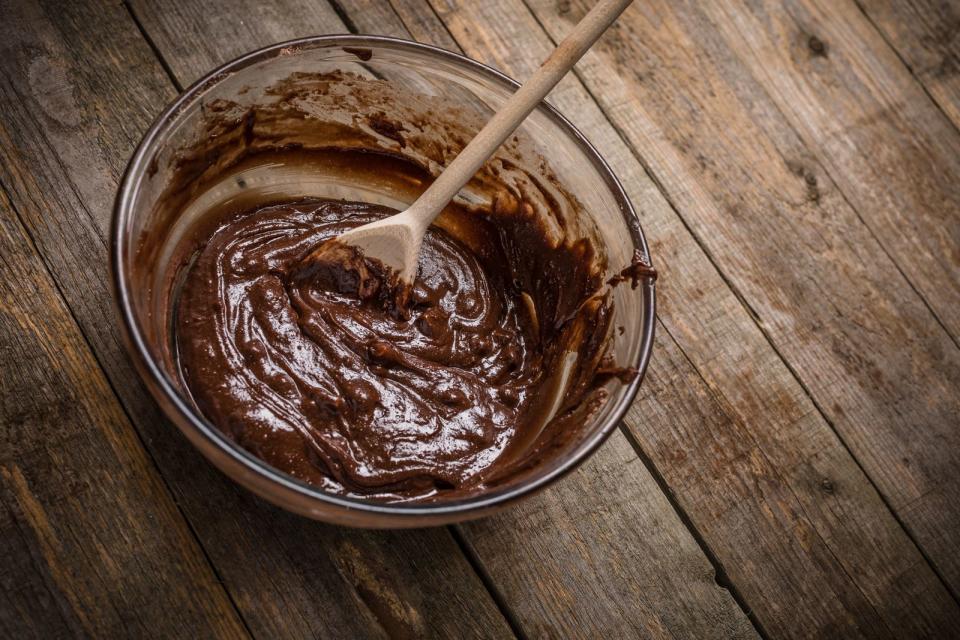 <p>Schmelzen Sie zunächst die zerstückelte Schokolade im Wasserbad, lassen Sie sie anschließend ein wenig abkühlen. Die Butter mit dem Puderzucker schaumig schlagen und die Eier einzeln unterrühren. Die flüssige Schokolade sowie Haselnüsse, Sahne und Gewürze untermischen. Das Mehl mit dem Backpulver vermischen und unter den Teig heben. (Bild: iStock / jammyphotouk)</p> 