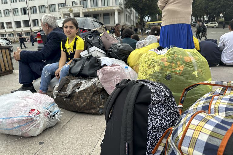 Armenios se reúnen con la esperanza de abandonar la región de Nagorno-Karabaj, en el centro de Stepanakert, el lunes 25 de septiembre de 2023. 