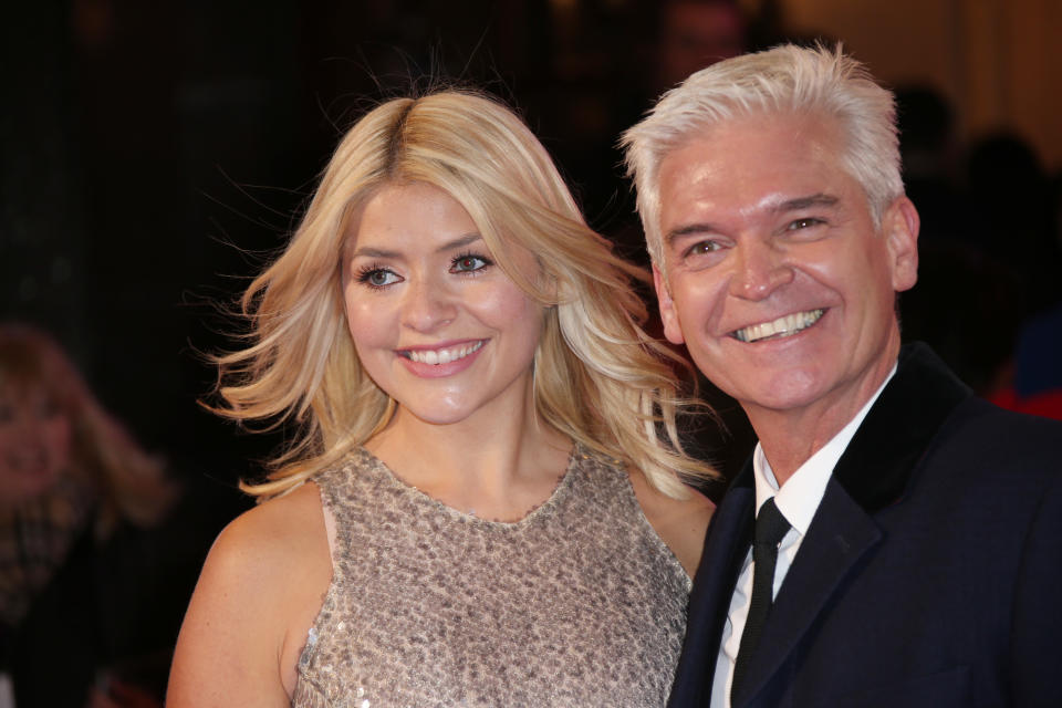 Die Moderatoren Holly Willoughby und Phillip Schofield posieren für Fotografen bei ihrer Ankunft bei der ITV-Gala in London, Donnerstag, 24. November 2016. (Foto von Joel Ryan/Invision/AP)