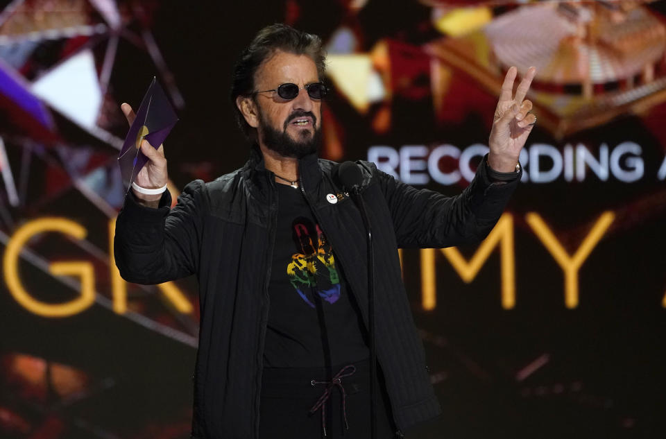 Ringo Starr presenta el premio a la grabación del año durante la ceremonia de los premios Grammy el domingo 14 de marzo de 2021 en Los Angeles. (AP Foto/Chris Pizzello)