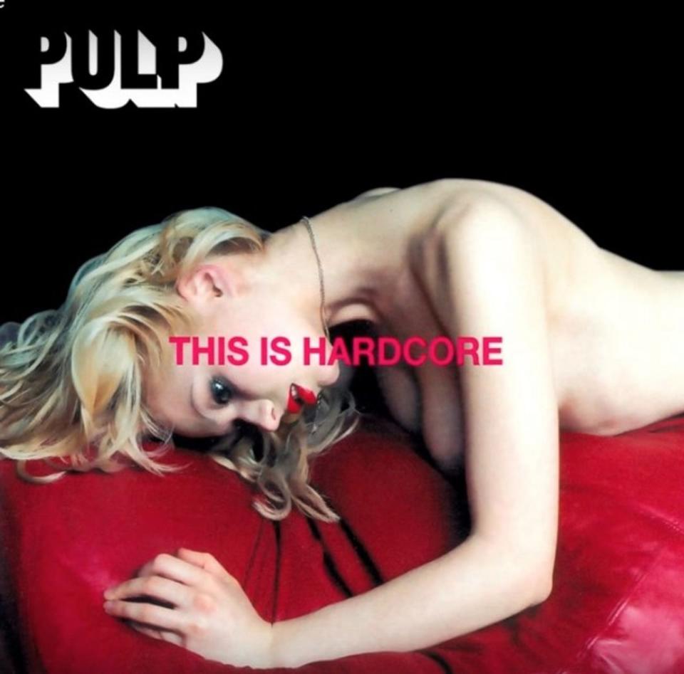 <p>Als Pulp 1998 ihr sechstes Album veröffentlichten, stellten die britischen Rocker sicher, dann man es auch mitbekommt. Der Albumtitel "This Is Hardcore" und das Bild einer nackten Blondine eckten jedenfalls genau so an, wie man es erwarten durfte. Viele Beobachter ärgerten sich über die vermeintlich sexistische Darstellung, in London wurden zahlreiche Album-Plakate mit wütenden Graffitis übermalt. (Bild: Island)</p> 