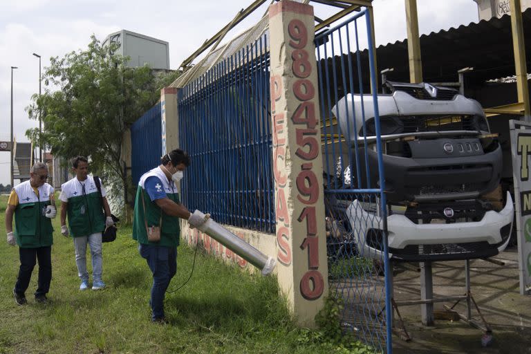 Agentes de salud pública capturan mosquitos para analizarlos en un laboratorio en un desguace en Nova Iguaçu, en el estado de Río de Janeiro, Brasil 