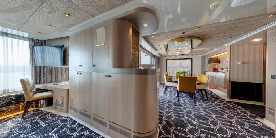 Victoria Cruises Line's pinnacle suite