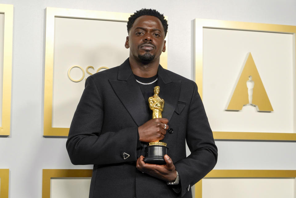 Daniel Kaluuya holding his Oscar