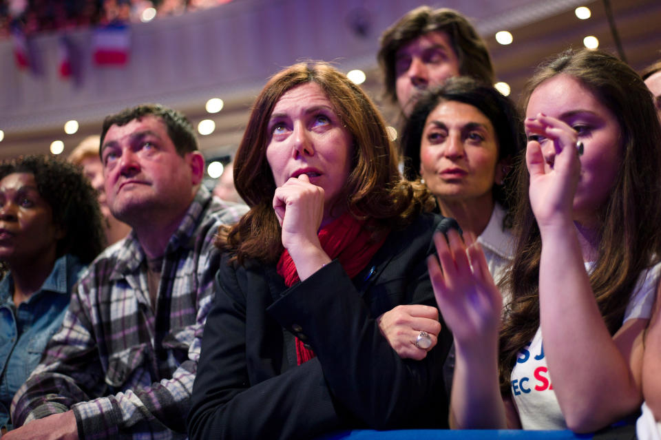 Des militants de Nicolas Sarkozy en pleurs REUTERS/Julien Muguet