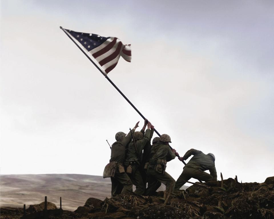 Clint Eastwood verfilmte 2006 die berühmte Schlacht um Iwo Jima aus zweierlei Perspektive - der amerikanischen und der japanischen: Eine Moral bieten "Flags Of Our Fathers" und "Letters from Iwo Jima" nicht. Hier wird nicht getötet, um einen Kameraden zu rächen oder einen höheren Dienst zu leisten. Hier wird blutig, brutal und sinnlos gestorben, weil im Krieg nun mal gestorben wird. (Bild: Warner Bros.)