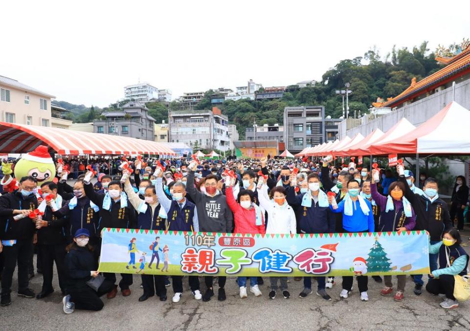 豐原親子健行上千人響應，台中市長盧秀燕一起走出健康。（記者陳金龍攝）