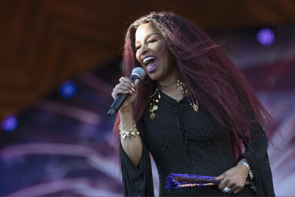 ARCHIVO - Chaka Khan canta durante un ensayo para el espectáculo anual del Día de la Independencia de Estados Unidos en Boston, el domingo 3 de julio de 2022. Khan es una de muchas artistas que participan en la serie documental "Women Who Rock", que se estrena el domingo en Epix. (Foto AP/Michael Dwyer, archivo)