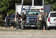 Agentes de la policía del condado de Ventura trabajan en el Lago Piru en el sur de California el jueves 9 de julio de 2020 durante la búsqueda de la actriz de "Glee" Naya Rivera, quien desapareció el miércoles. (AP Foto/Ringo H.W. Chiu)