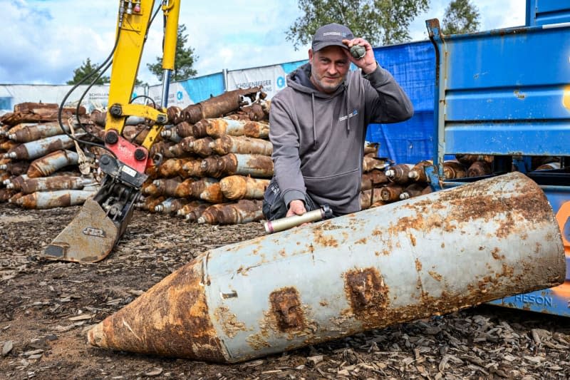 Monty Neider from an explosive ordnance recovery company. The former electrician is the squad leader responsible for the ammunition store, where the explosive finds are partly stored in containers that protect them from heat. Jens Kalaene/dpa
