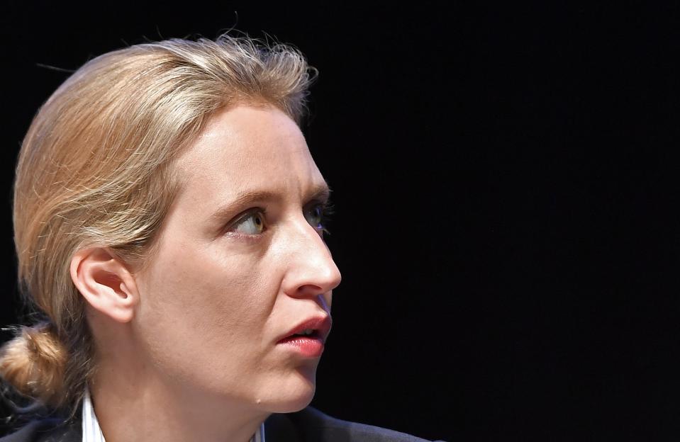 <p>Als Spitzenkandidatin für die AfD ist Alice Weidel nicht ganz unumstritten. Beim Bundesparteitag 2017 sagte sie der politischen Korrektheit den Kampf an: „Wir werden uns als Demokraten und Patrioten […] nicht den Mund verbieten lassen. Denn die politische Korrektheit gehört auf den Müllhaufen der Geschichte.“ </p>