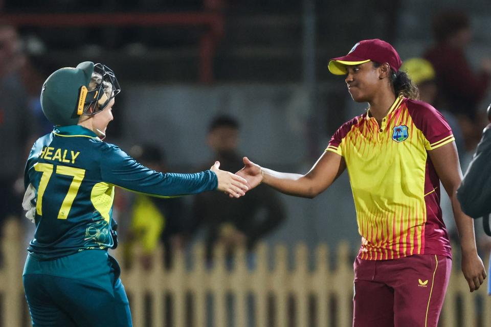 Hayley Matthews shakes hands with Alyssa Healy.