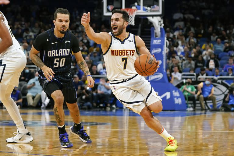 Facundo Campazzo rodea a Cole Anthony (50): el cordobés sumó 27 minutos en el campo de juego