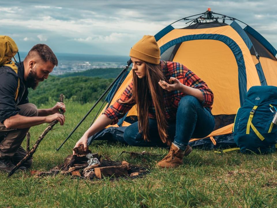 Beim Camping gibt es einige Dinge zu beachten. (Bild: Zamrznuti tonovi/Shutterstock.com)