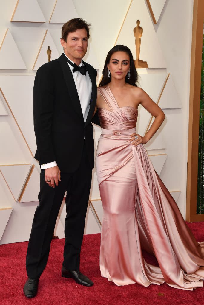 Ashton Kutcher and Mila Kunis attend the 94th Academy Awards on March 27 at the Dolby Theatre in Los Angeles. (Photo: ANGELA  WEISS/AFP via Getty Images)