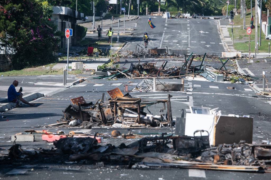 Une rue de Nouméa bloquée le 18 mai 2024 