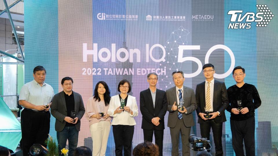 威盛教育事業代表陳昭靜（左3）於HolonIQ 2022 50大教育科技公司Learning Management Analytics組受獎合照