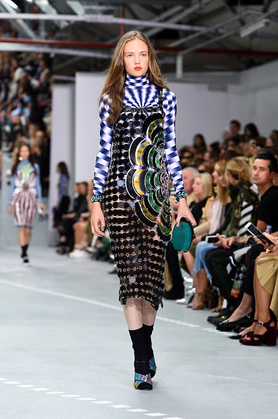 <p>Con una creación psicodélica como ésta de la diseñadora Mary Katrantzou. El cuello de tortuga es el <em>must</em> para un look sesentero. Perfecto para esta temporada de otoño. <em>Foto: Eamonn M. McCormack/Getty Images</em> </p>