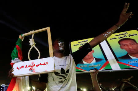 A Sudanese demonstrator carries a hang-man sign as they attend a mass anti-government protest outside Defence Ministry in Khartoum, Sudan April 21, 2019. REUTERS/Mohamed Nureldin Abdallah