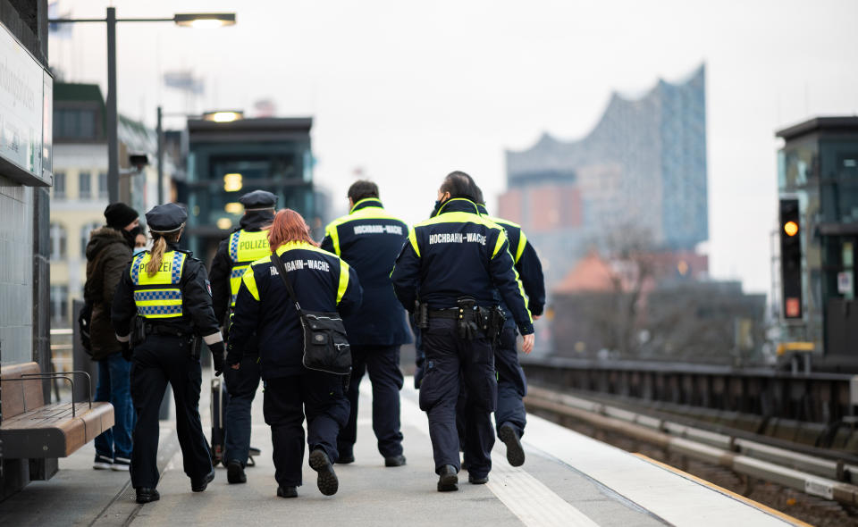 Bei Schwarzfahrer*innen werden verhältnismäßig oft Ersatzfreiheitsstrafen angewendet. (Bild: Getty Images)