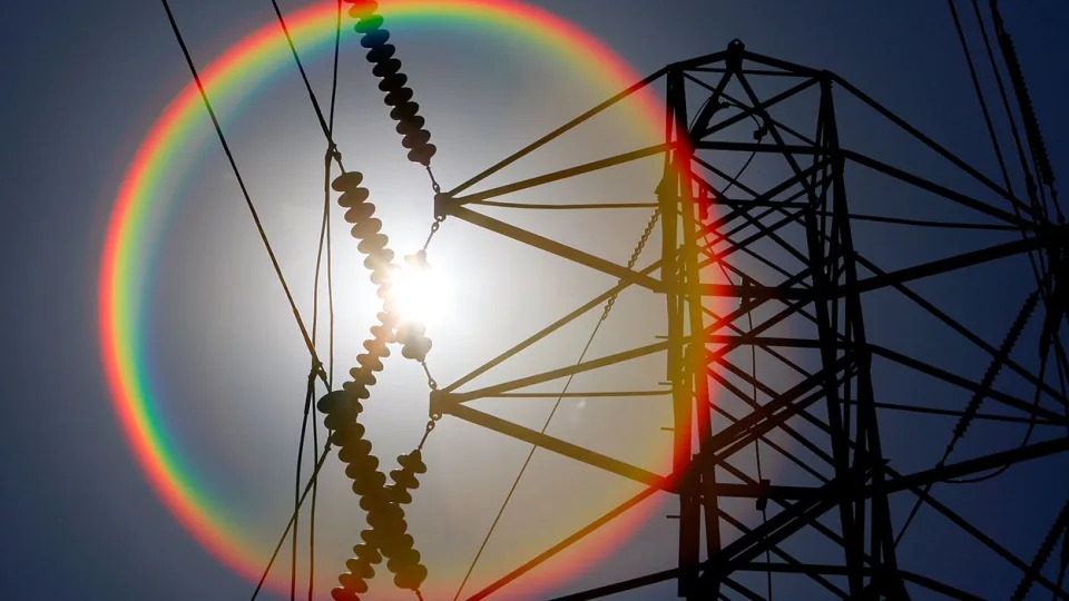 The sun shines over towers carrying electrical lines August 30, 2007 in South San Francisco, California. America's largest electric grid operator issued a Level-1 energy emergency alert as heat wave drives up demand for electricity.