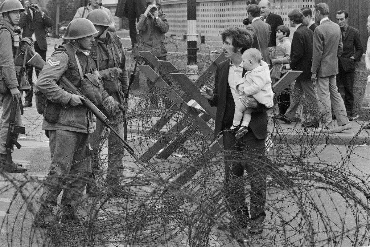 Soldiers and civilians in Northern Ireland during The Troubles, 16th August 1969. (Getty Images)