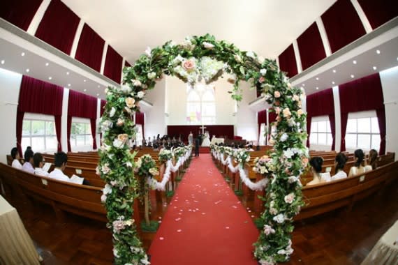 牧師為非教徒提供證婚服務，而教堂可以容納最多300為賓客。