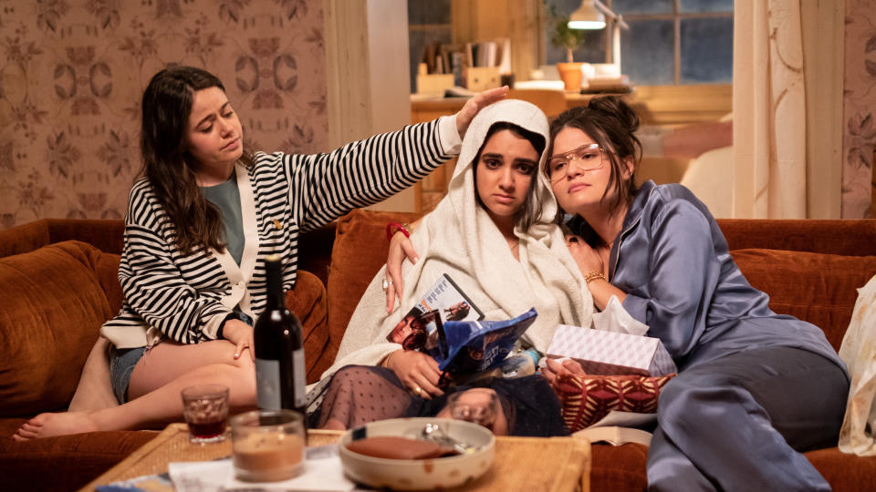 Amanda (Molly Gordon) and Nadine (Phillipa Soo) try to help Lucy (Geraldine Viswanathan) in 'The Broken Hearts Gallery'. (Credit: George Kraychyk/TriStar Pictures)