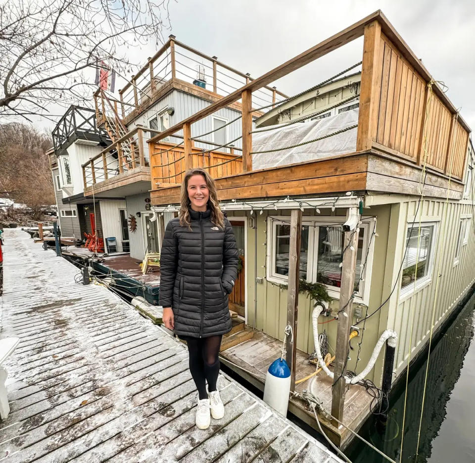 Fincham steht im Winter vor ihrem Hausboot. - Copyright: Kate Fincham/@mylittlehouseboat