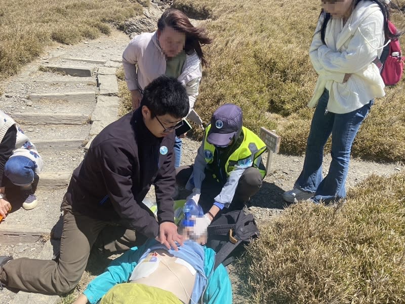 桃園旅遊團25日攀登太魯閣國家公園石門山，隊員68歲吳姓男子回程時，突然倒地不起，失去呼吸心跳，太管處合歡站巡查員就近協助救援，使用自動體外心臟電擊去顫器（AED）及心肺復甦術CPR急救，但吳男送醫後仍不治。（中央社／民眾提供）
