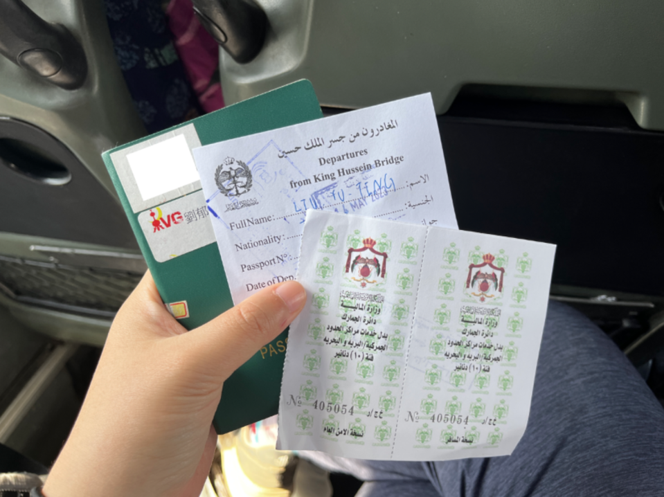 入境以色列時，入境章是被蓋在「白紙」上而非護照上。圖／劉郁葶 提供