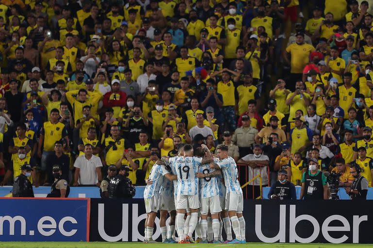 Julián Álvarez festeja su gol en el 1-1 de la Argentina con Ecuador en la última fecha de la eliminatoria para Qatar 2022, en Guayaquil.